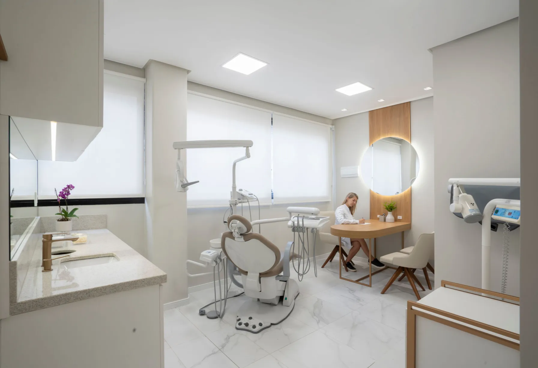 Dra. Bruna Rabaioli segurando um alinhador Invisalign, mostrando a transparência e discrição do aparelho.